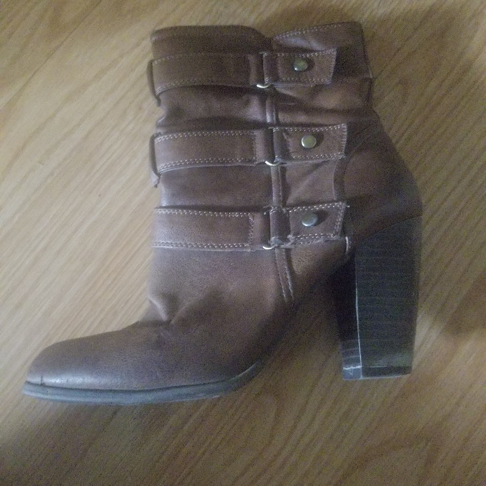 Fergie boots